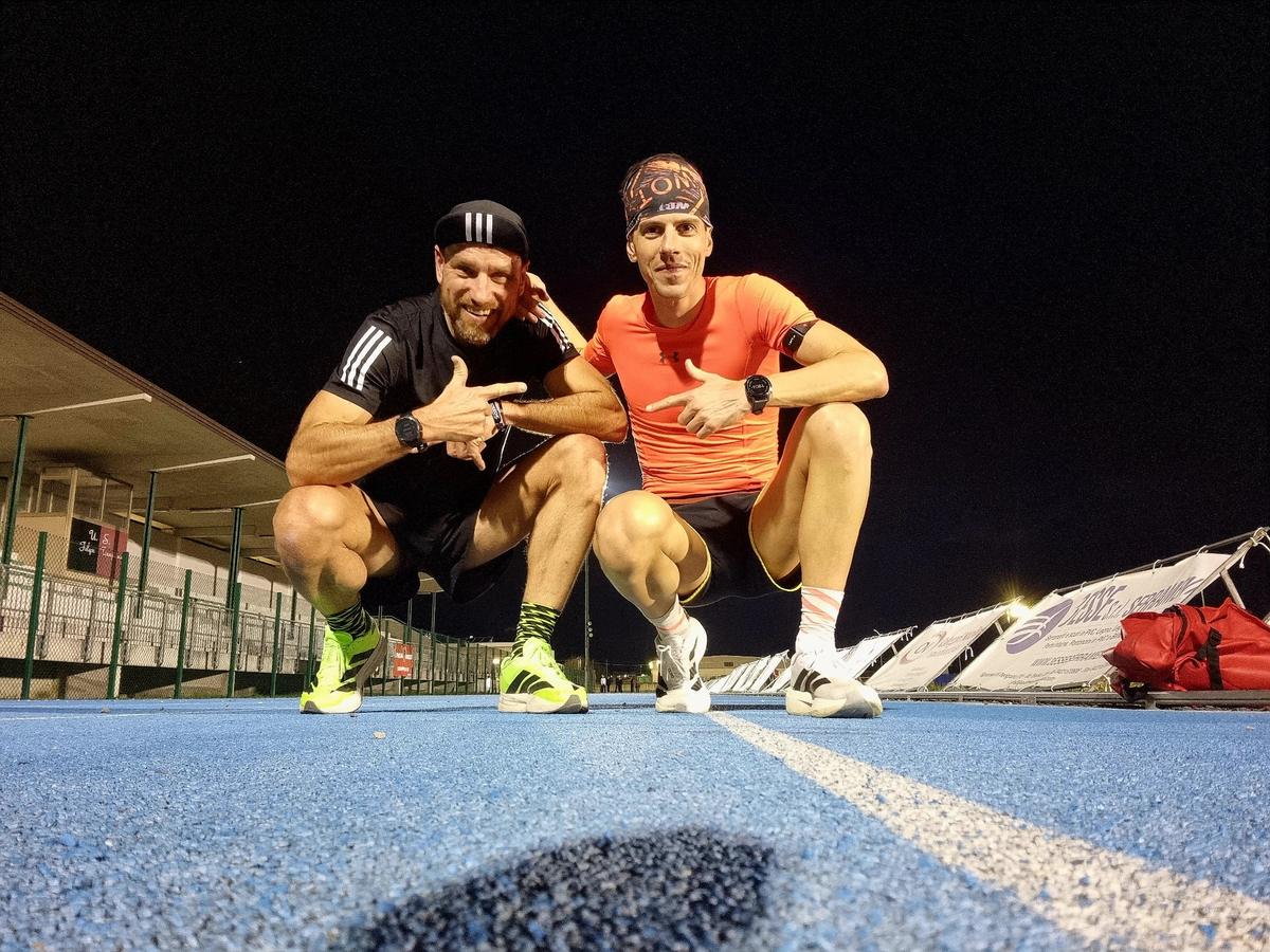 Sessione di allenamento notturna in pista con un atleta