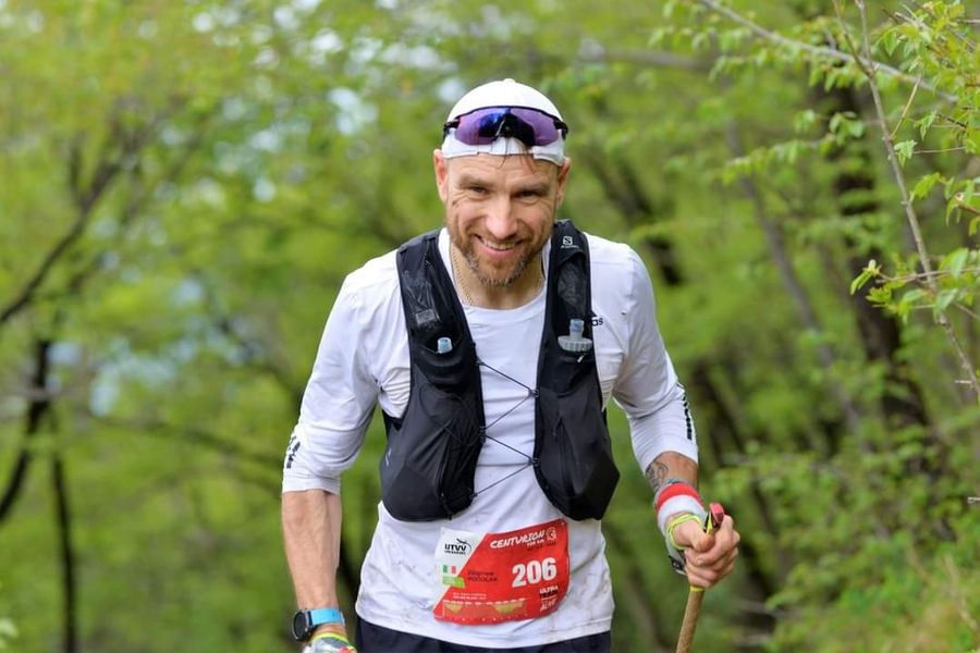 Zbigniew Podolak sorridente durante una gara ultra trail