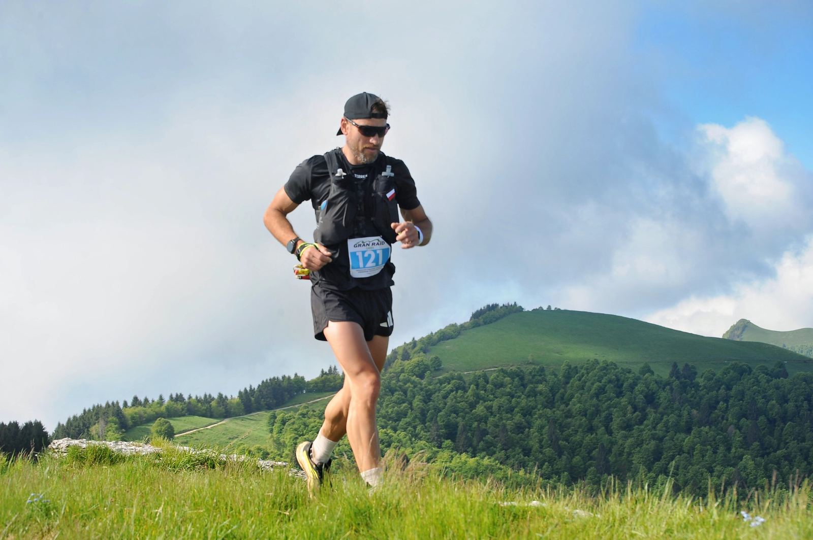 Il coach Zbigniew Podolak durante una gara trail in montagna